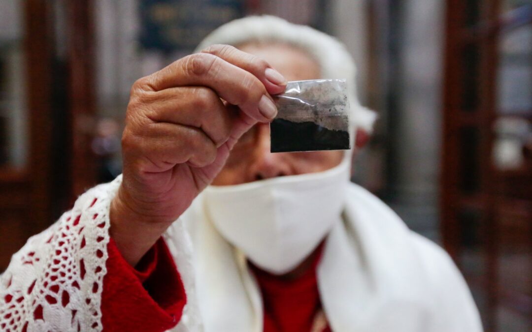 Miércoles de Ceniza: ¿De dónde viene el polvo que se coloca en la frente?