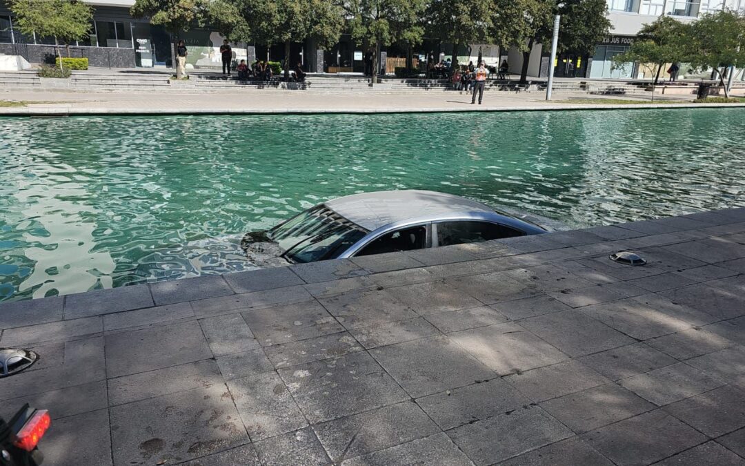 ‘Bien estacionado’: Conductor cae con su auto al canal del Paseo Santa Lucía, Nuevo León