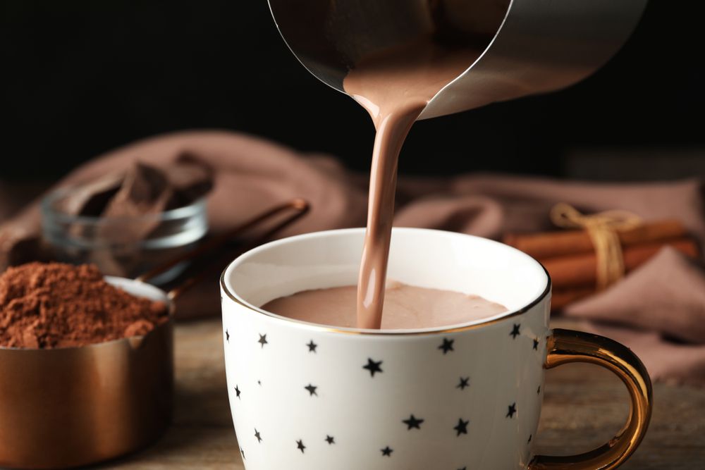 ¿Chocolate con leche y a dormir? Esta es la razón por la que podría causarte insomnio