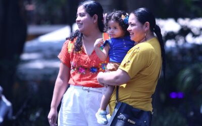 Inclusión financiera de mujeres baja en México: Porcentaje de afiliadas a bancos cae en 5 años