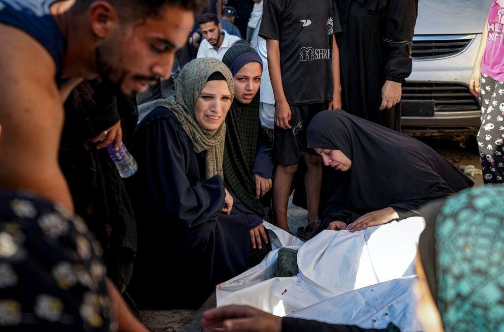 Israel ataca escuela refugio en Gaza; ordena ampliar evacuaciones en la zona sur