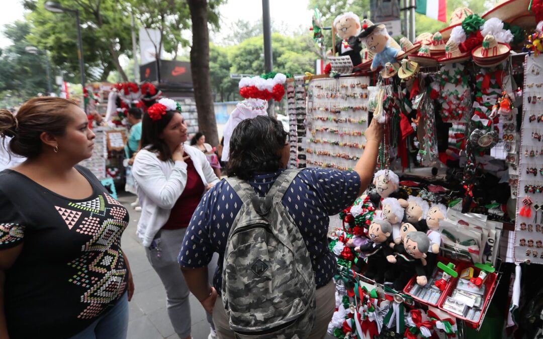 Mexicanos se preparan para celebrar ultimo ‘Grito’ de AMLO: ‘Apoyamos al presidente y la lucha que representa’