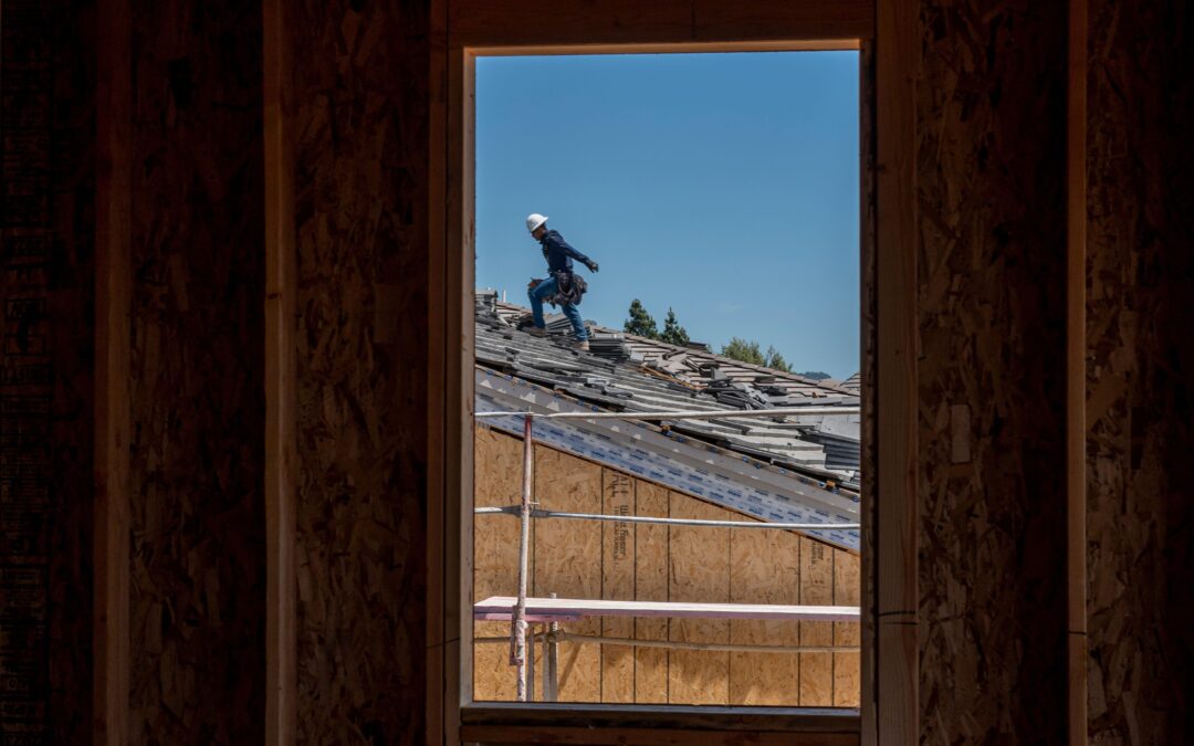 Aranceles de Trump encarecerán viviendas en EU: Prevén que se dispare el precio de la madera