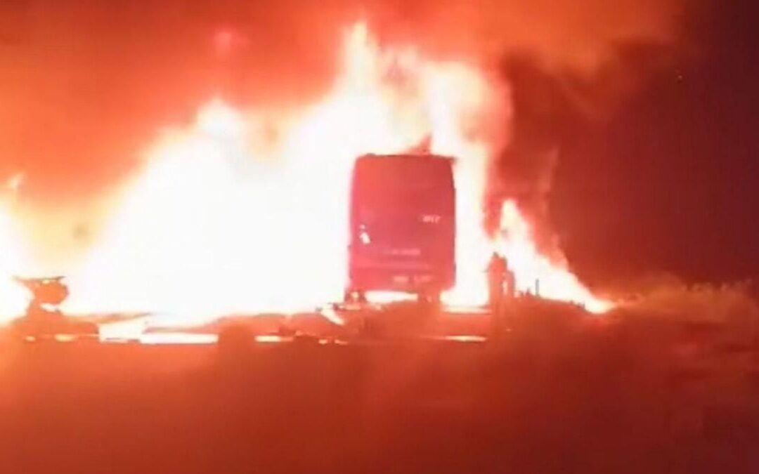 Accidente en carretera Escárcega-Villahermosa: Autobús choca contra tráiler y provocan incendio