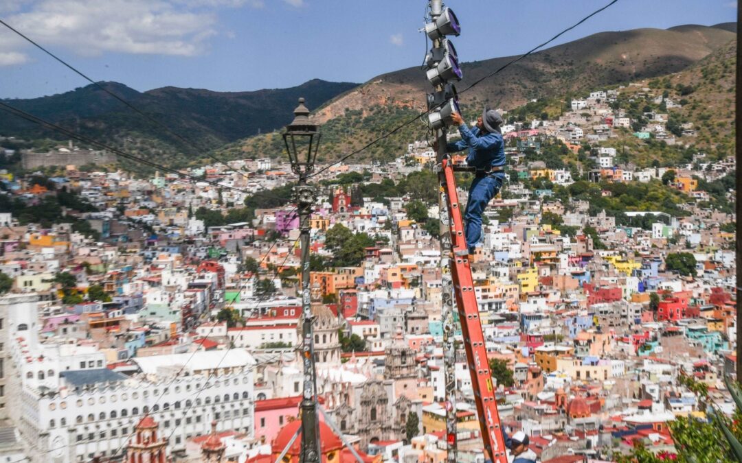 ¿Trabajas el puente del 18 de noviembre? Esto te deben pagar según la ley por el día feriado