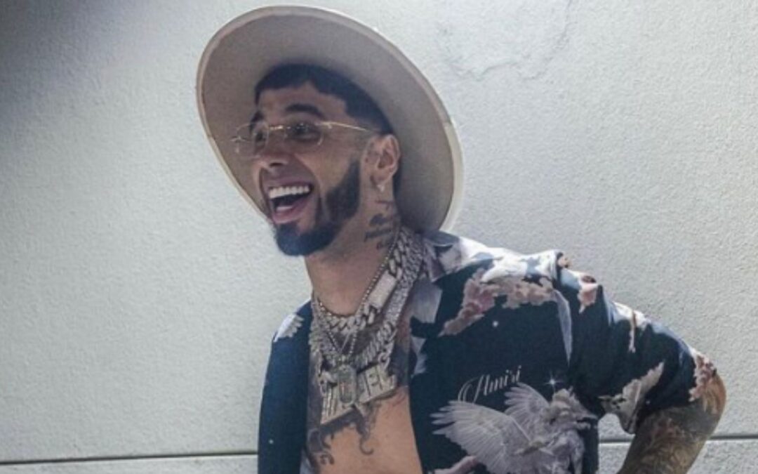 Anuel AA pierde el control de una moto durante un concierto y sale disparada al público