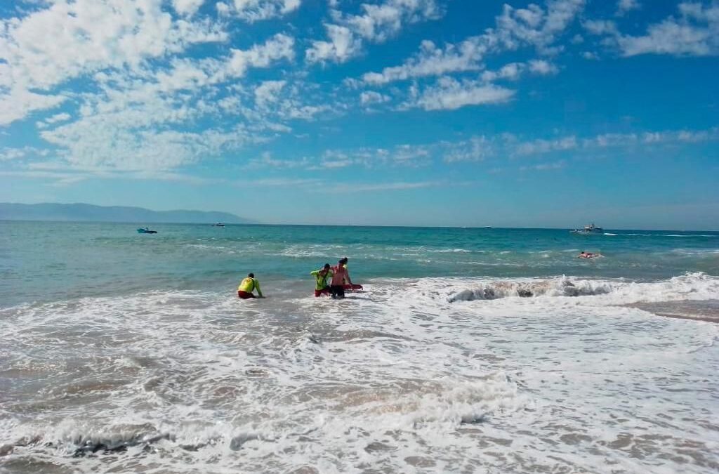 Puerto Vallarta iza la bandera roja por fuerte oleaje en plena temporada vacacional