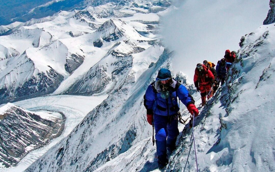 Monte Everest sube sus precios: ¿Por qué aumentó la tarifa para escaladores y cuánto costará en 2025?