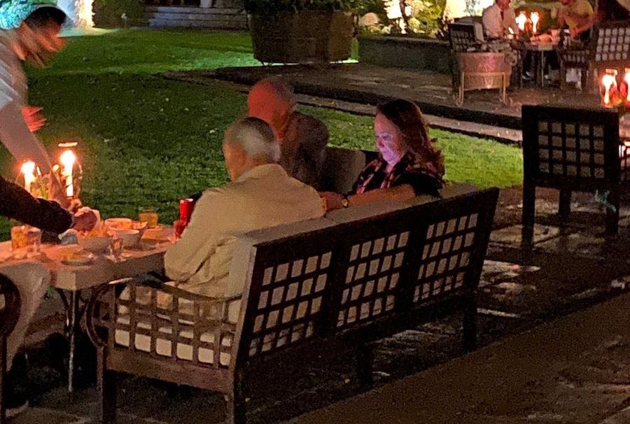 Relajada y revisando su celular, captan a Yasmín Esquivel en restaurante de lujo en Cuernavaca