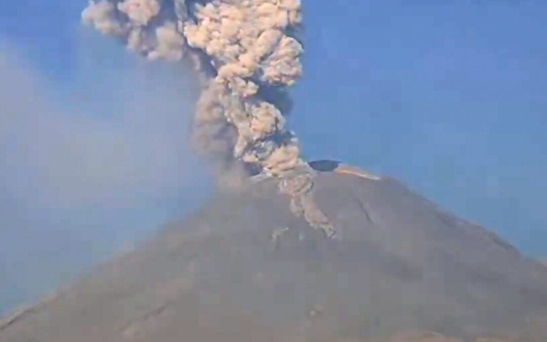 Volcán Popocatépetl despierta temprano y registra una intensa explosión