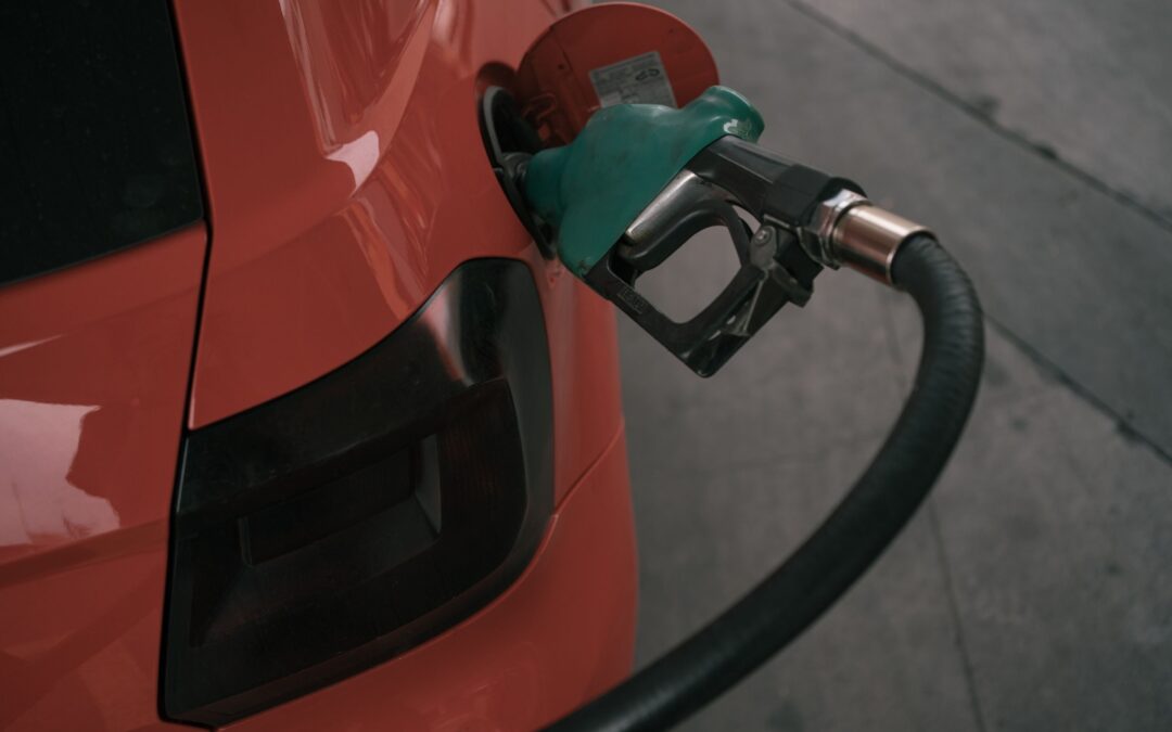 Filtración de agua en gasolinera Oxxogas daña vehículos