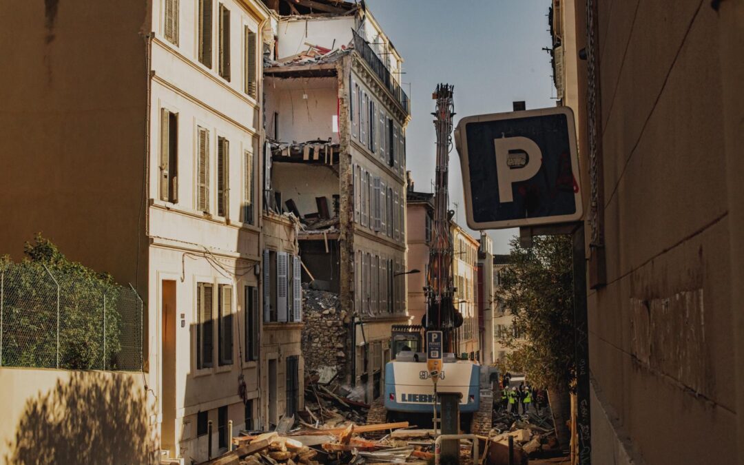 Derrumbe de edificio en Francia deja 4 fallecidos; continúa la búsqueda de personas entre los escombros