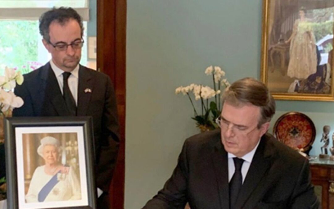 Funeral de la reina Isabel II: Marcelo Ebrard firma libro de condolencias en Lancaster House
