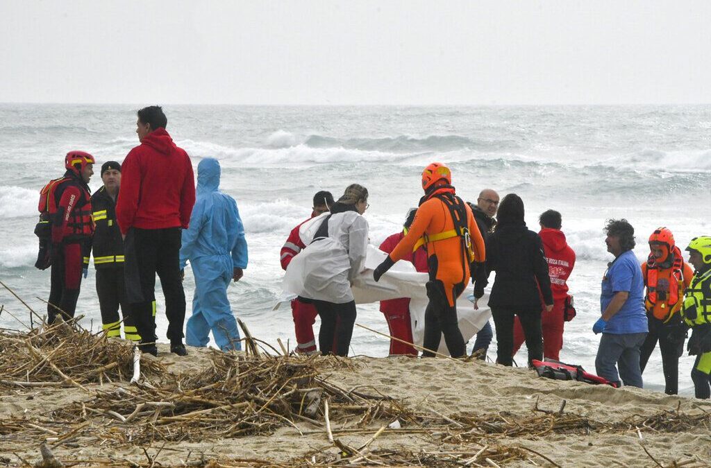 Mueren 60 migrantes al hundirse su bote en costas de Italia