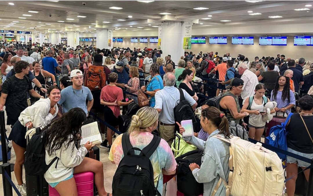 Por las nubes: Mexicanos deben trabajar 3.8 días para comprar un vuelo