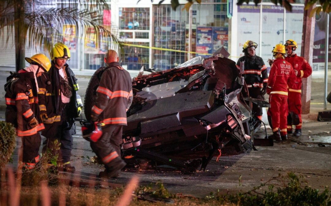 Ya van 2: Se vuelca una Cybertruck en Guadalajara; hay 4 personas lesionadas