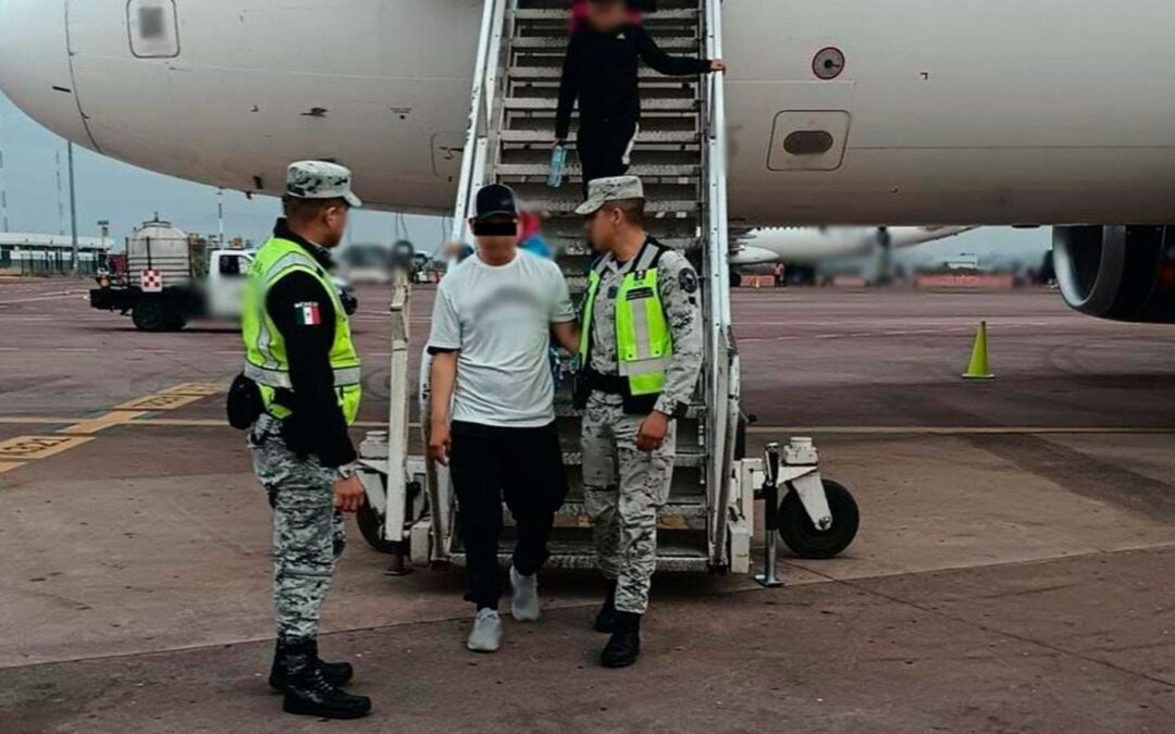 Hombre que intentó desviar vuelo de Volaris dice que recibió amenaza de muerte; viajaba con su familia