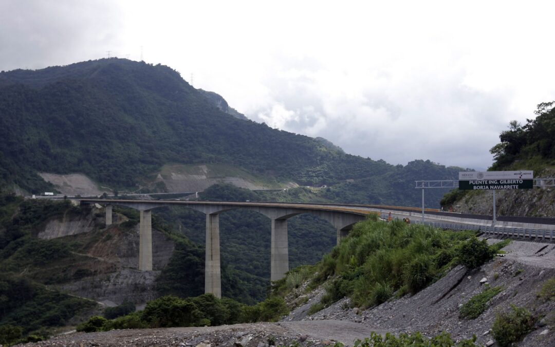 Chocan autobuses en carretera México-Tuxpan; hay 15 heridos