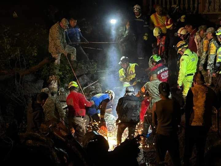 Rescatan a 3 personas tras desgaje de cerro en Jilotzingo, Edomex