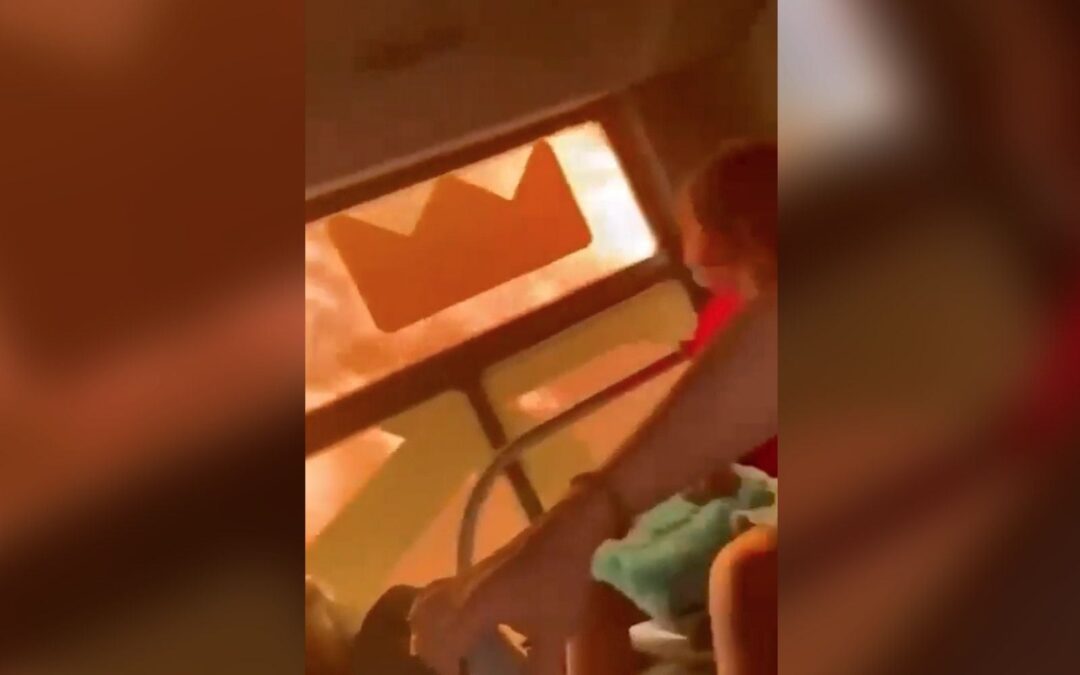 ‘¡Bájense!’: Incendio en Nuevo León sorprende a pasajeros y los obliga a bajar de un camión (Video)