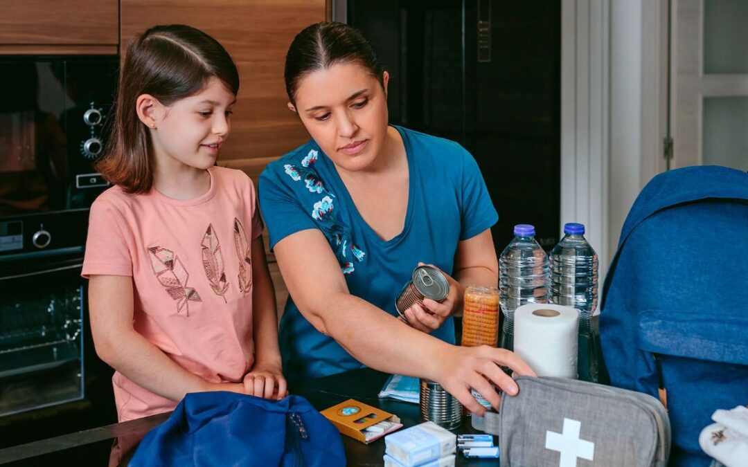 En caso de sismo, ¿qué debe tener una mochila de emergencia?