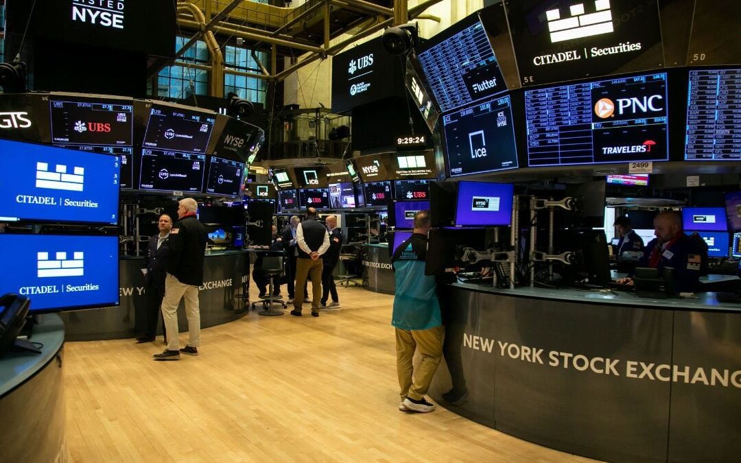 Wall Street cierra mixto ante testimonio de Powell, en el Senado de EU