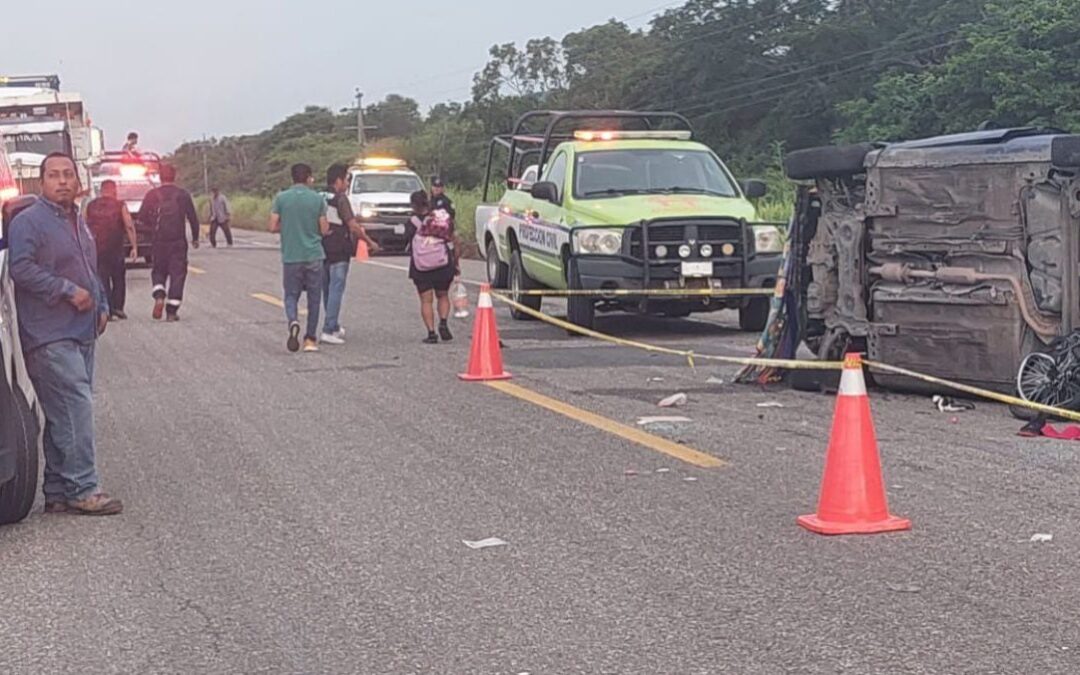 Camioneta embiste a caravana migrante en carretera de Oaxaca; hay 3 muertos