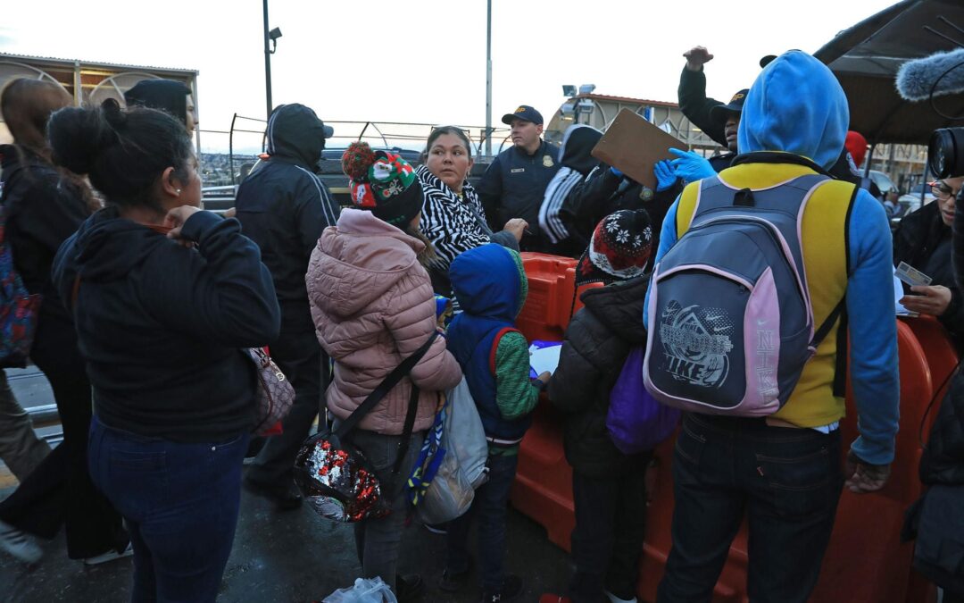 Deportaciones masivas de migrantes: Texas ofrece a Trump 500 hectáreas para campo de concentración