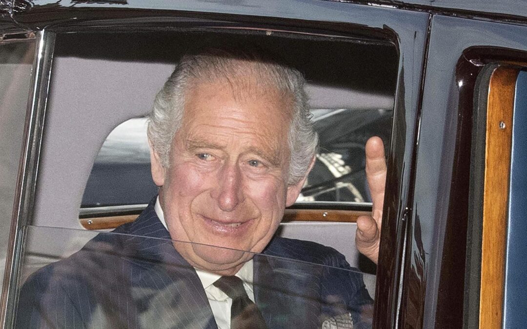 ‘¿Le vino grande la corona?’ Aprobación del rey Carlos III es menor a la de su madre