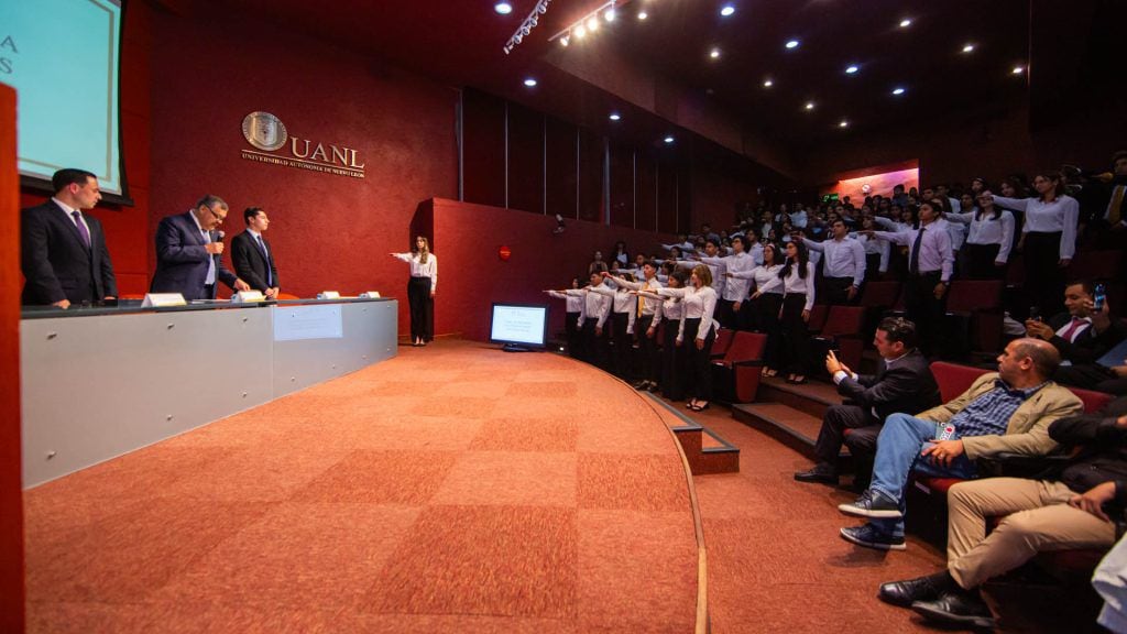 Santos Guzmán toma protesta a 18 federaciones universitarias