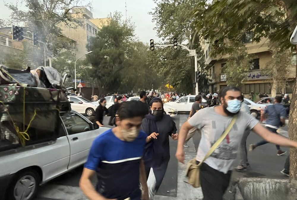 Caso Masha Amini: Protestan en Irán por muerte de joven detenida por llevar mal el velo