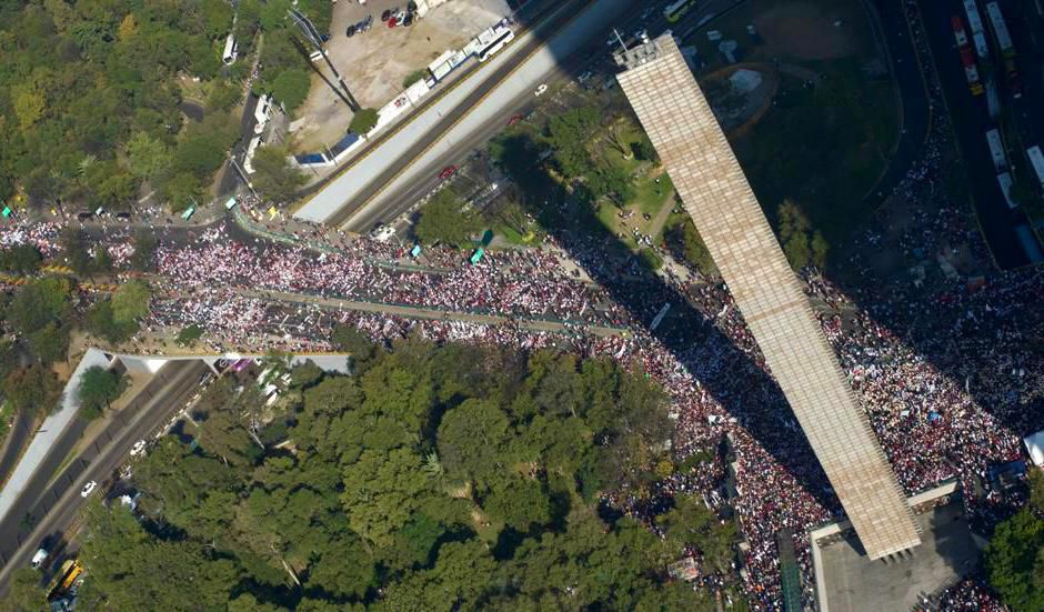 Marcha de AMLO ‘abarrota’ calles de CDMX: Así luce la movilización (Fotos)