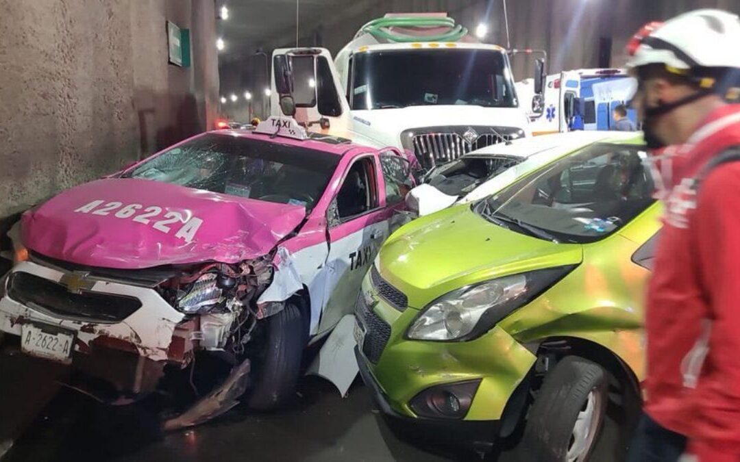 Justo en la salida: Pipa se queda sin frenos y causa carambola en Mixcoac, CDMX