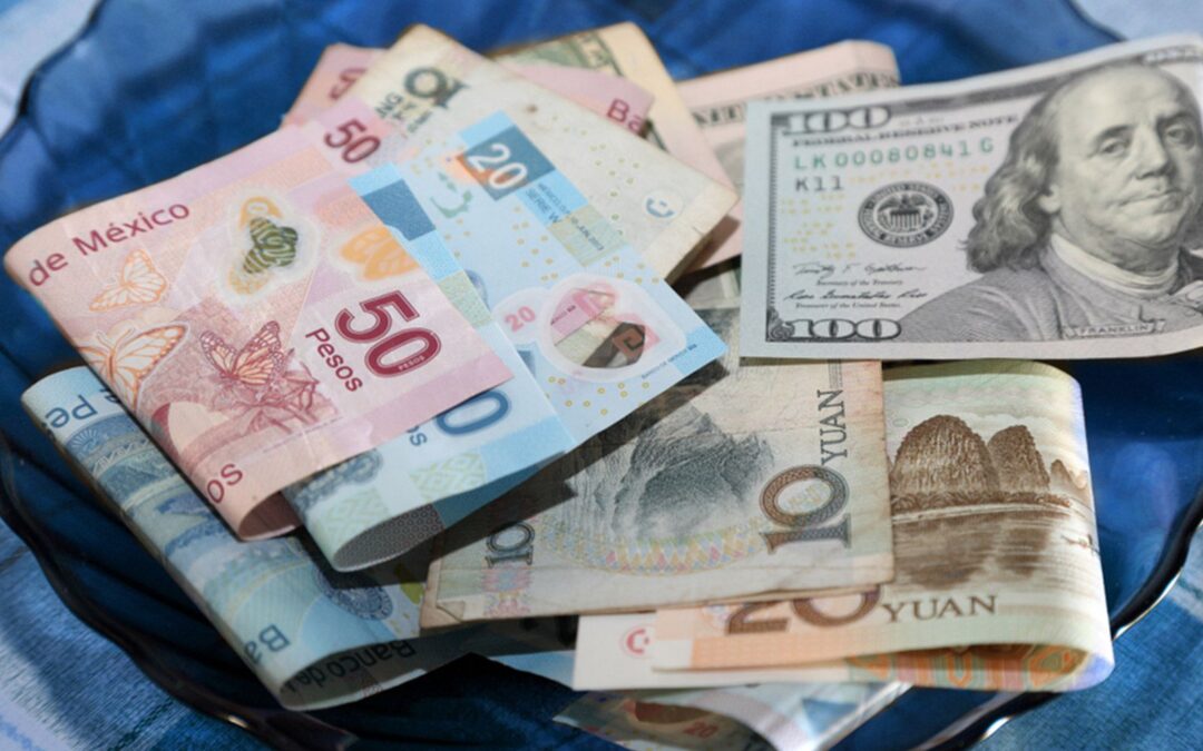 Dólar le ‘da la mano’ al peso, mientras éste descansa por las fiestas patrias