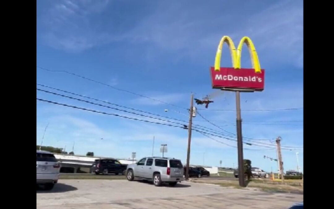 Dos aviones chocan en pleno espectáculo aéreo en Dallas; usuarios captan momento exacto