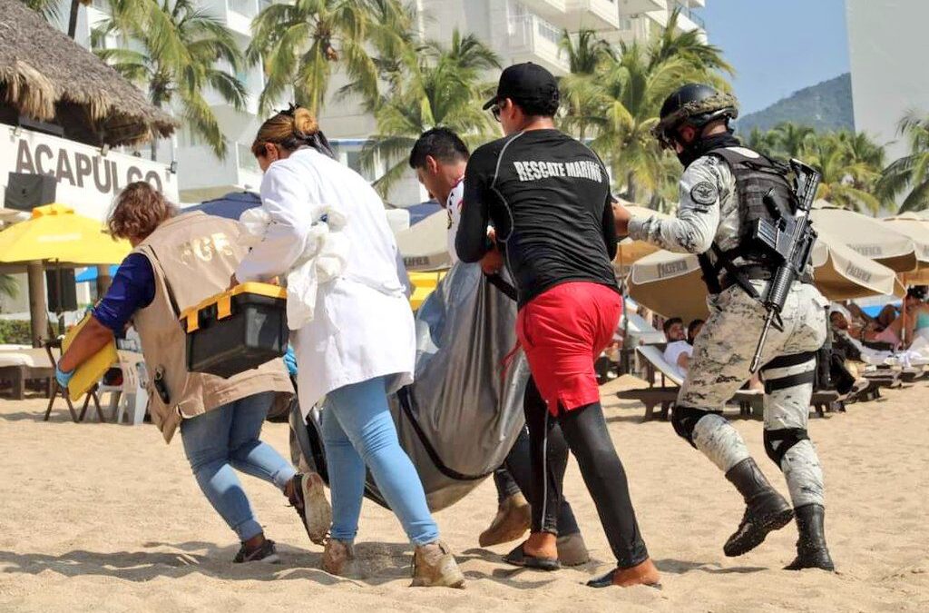 Sol, arena y ¿cadáveres? Acapulco vive fin de semana violento tras aparición de tres cuerpos
