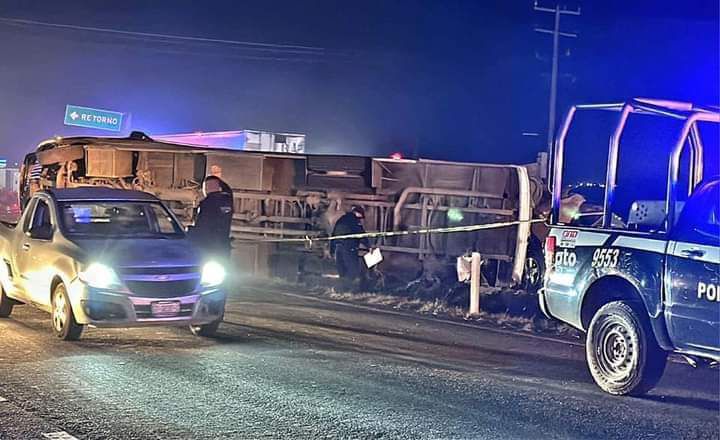 Tráiler provoca carambola  vehicular en Irapuato; hay una joven muerta y 14 lesionados