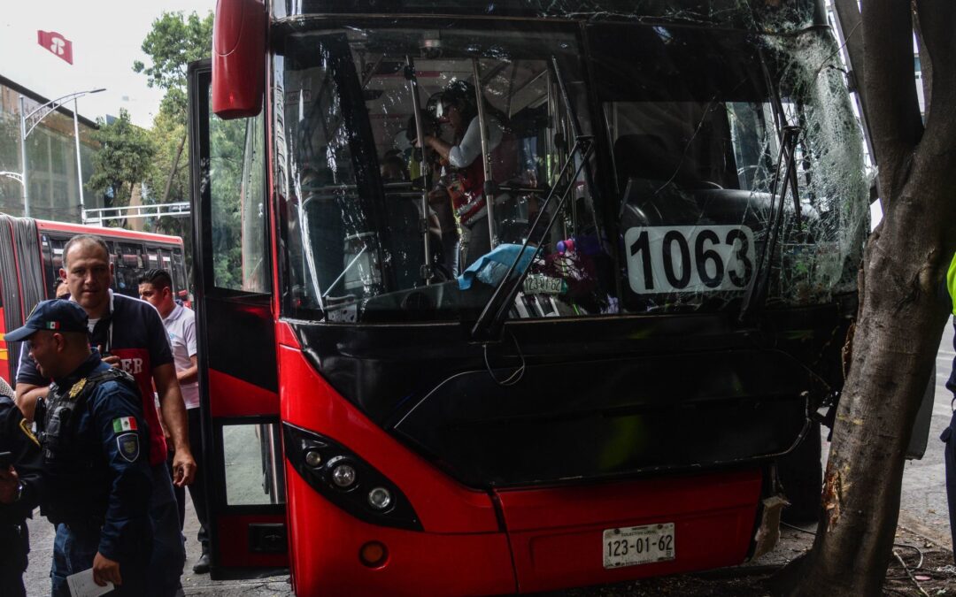 Metrobús se impacta contra un árbol en Insurgentes Sur; hay heridos