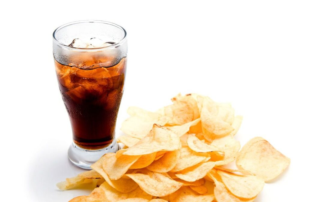 Esto le hace a tu cuerpo beber refrescos y comer frituras