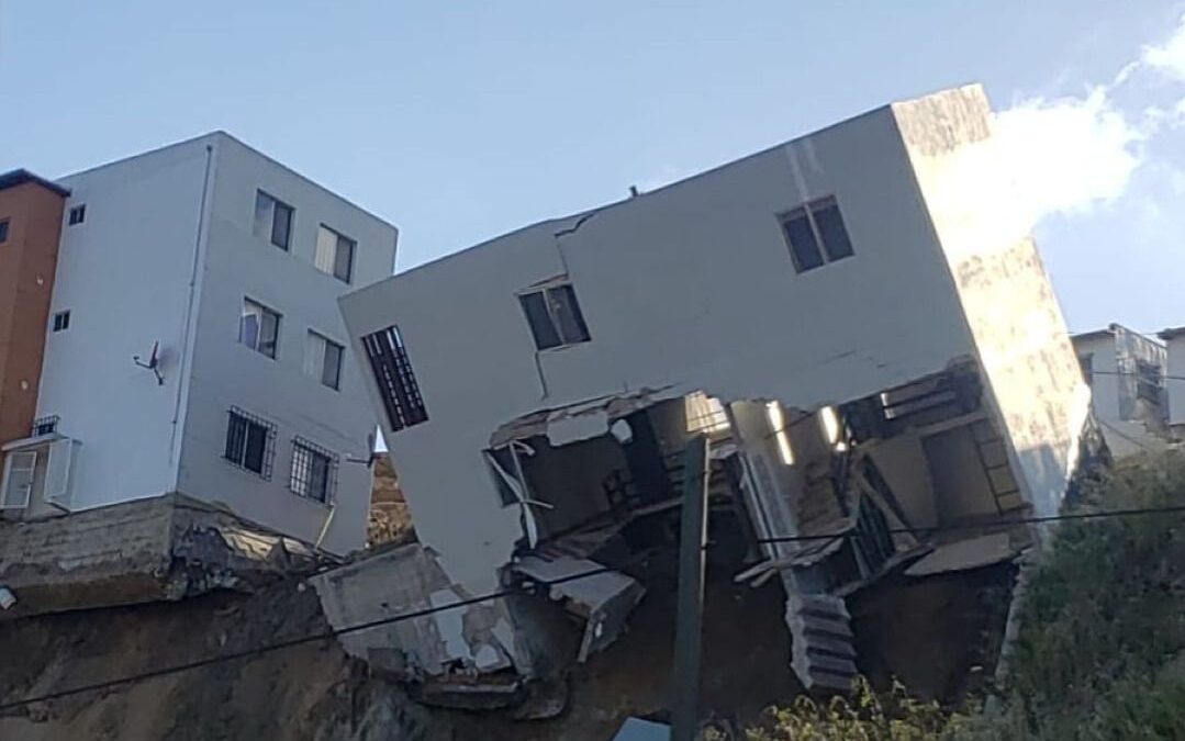 Colapsa edificio en fraccionamiento La Sierra, Tijuana, a causa de lluvias