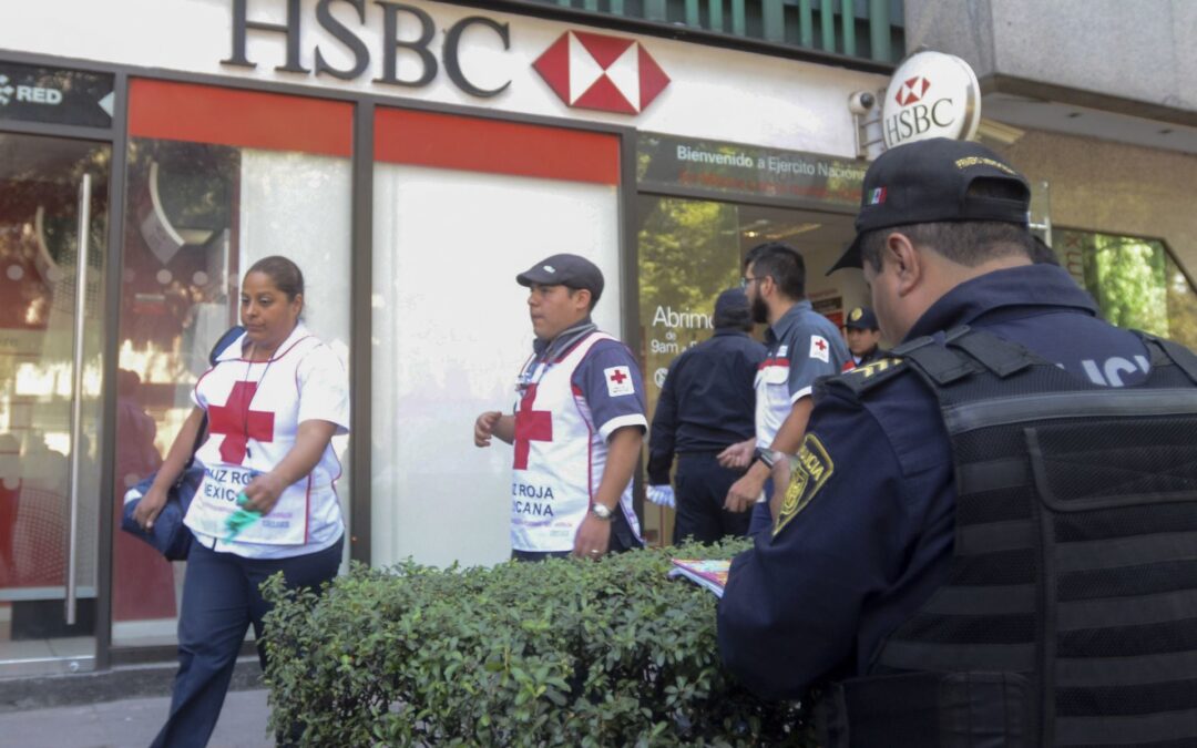 HSBC niega trámite a mujer mayor enferma: Va en camilla a sucursal en SLP