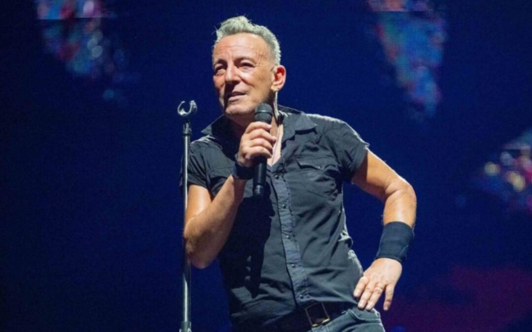 Bruce Springsteen tropieza y termina en el suelo durante concierto en Ámsterdam
