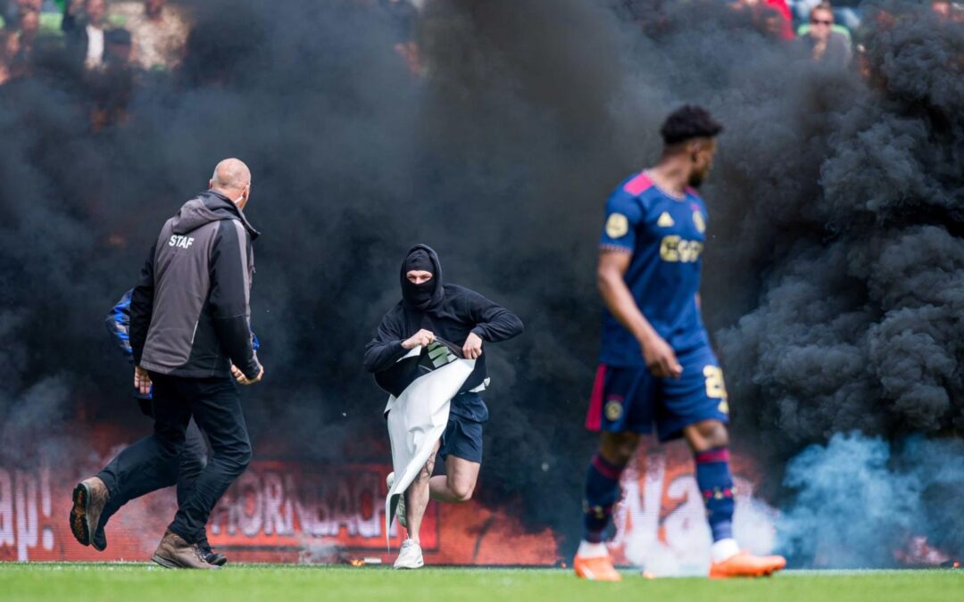 Suspenden juego del Ajax por disturbios de aficionados tras descenso del Groningen