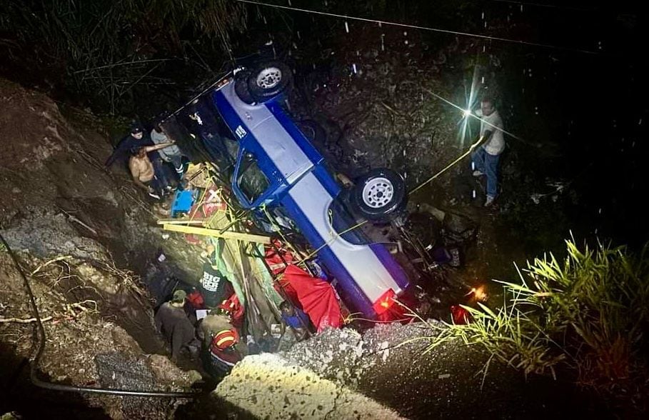 ‘Tragedia’ rumbo a Chalma: Camioneta que trasladaba a 21 peregrinos cae a socavón y vuelca; hay 3 muertos