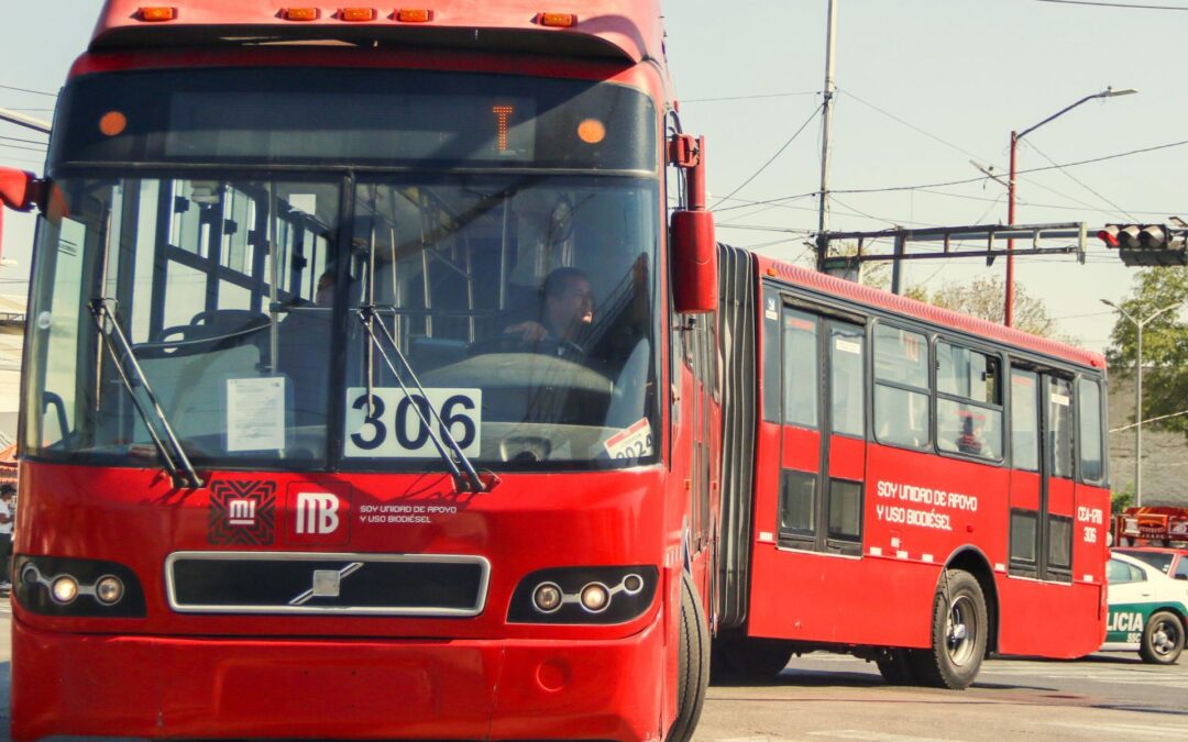 Choca Metrobús contra una camioneta; 10 personas resultan lesionadas