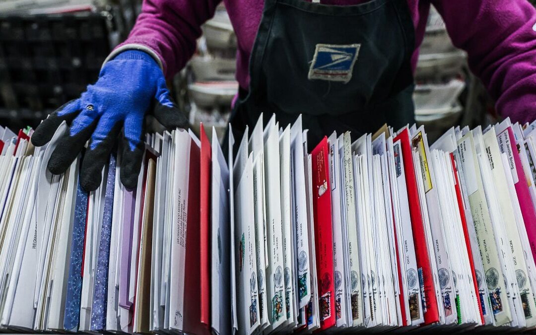 ¿Tus envíos desde EU te saldrán más caros? Trump planea privatizar el servicio postal