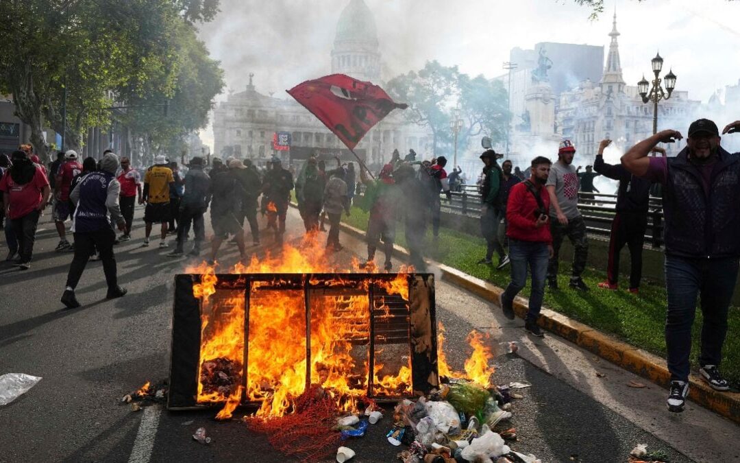 ‘Quilombo’ para Milei: Jubilados e hinchas se unen contra las políticas de austeridad en Argentina