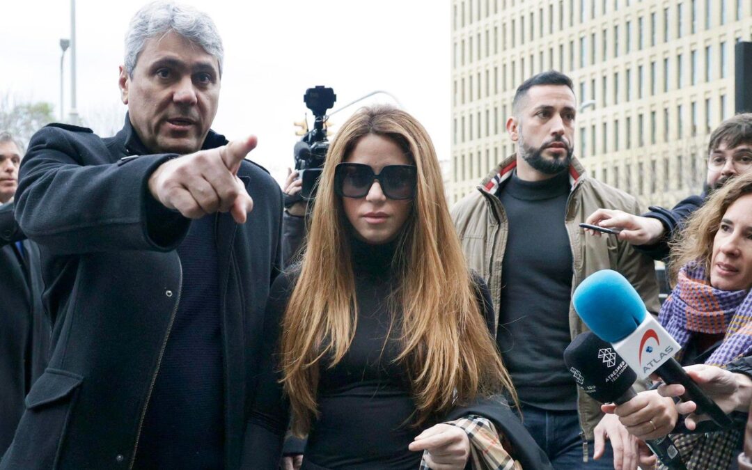 Shakira niega relación con su instructor de surf y pide frenar los rumores sobre su vida