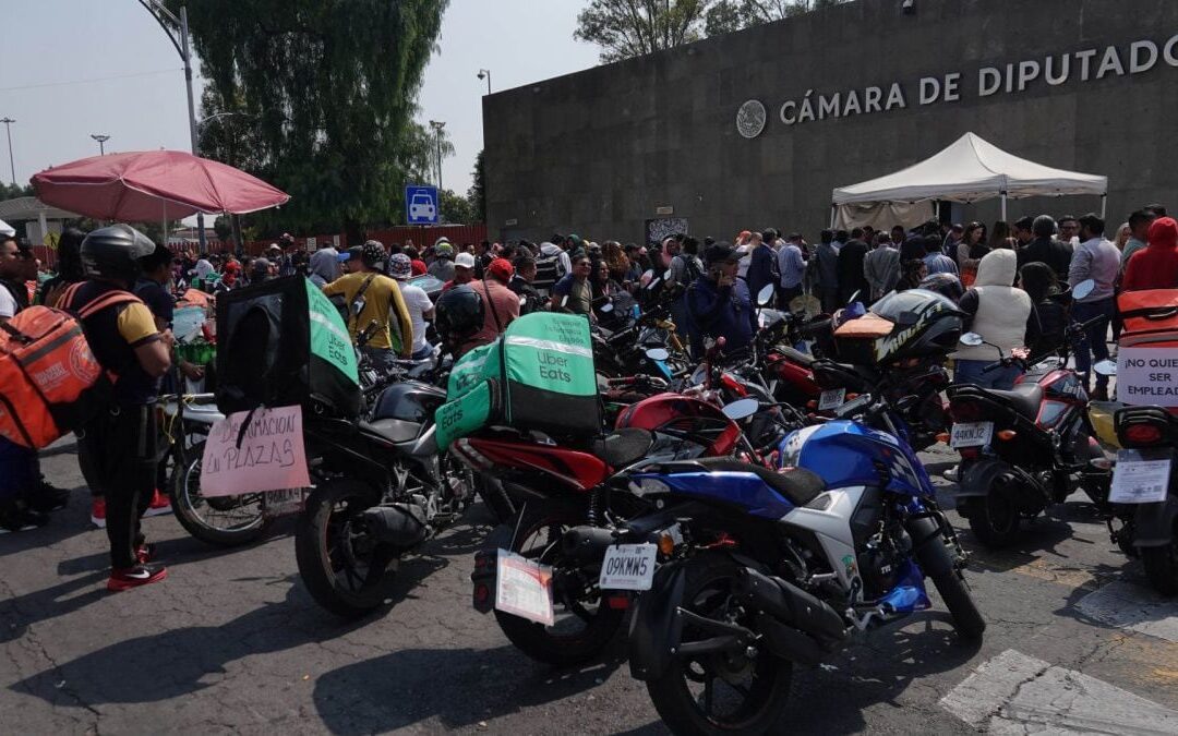 ‘No queremos jefes’: Repartidores de apps protestan en San Lázaro en rechazo a reforma laboral