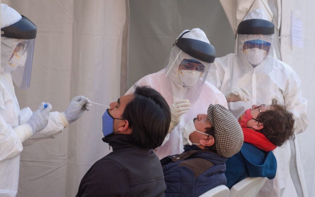 Ola de COVID-19 regresa en pleno verano: ¿Qué sabemos de la variante que subió los casos en EU?